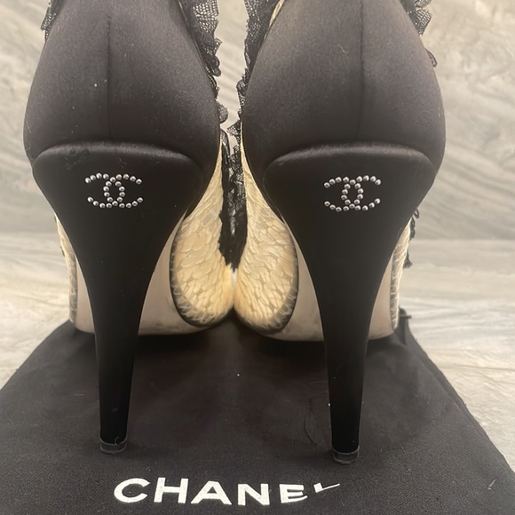 CHANEL Black & Nude Lace Mesh Satin CC Cap Toe Heels - Picture 2 of 10